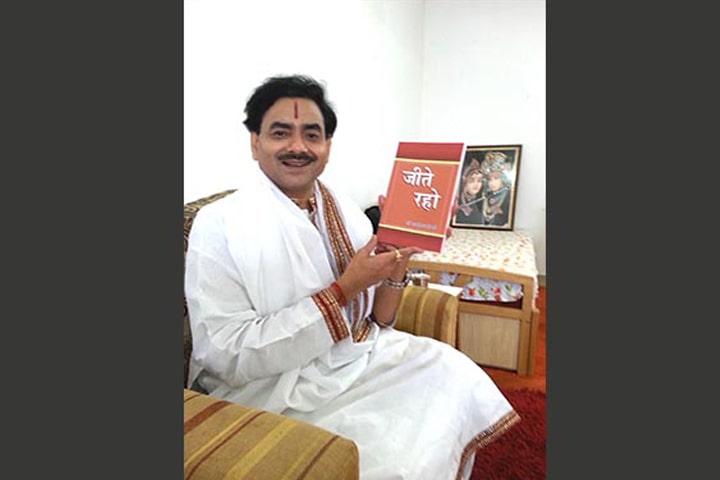 Shakshi Ram Kripal JI, WITH THE BOOK “JEETE RAHO” OF DR TRIPATHI
